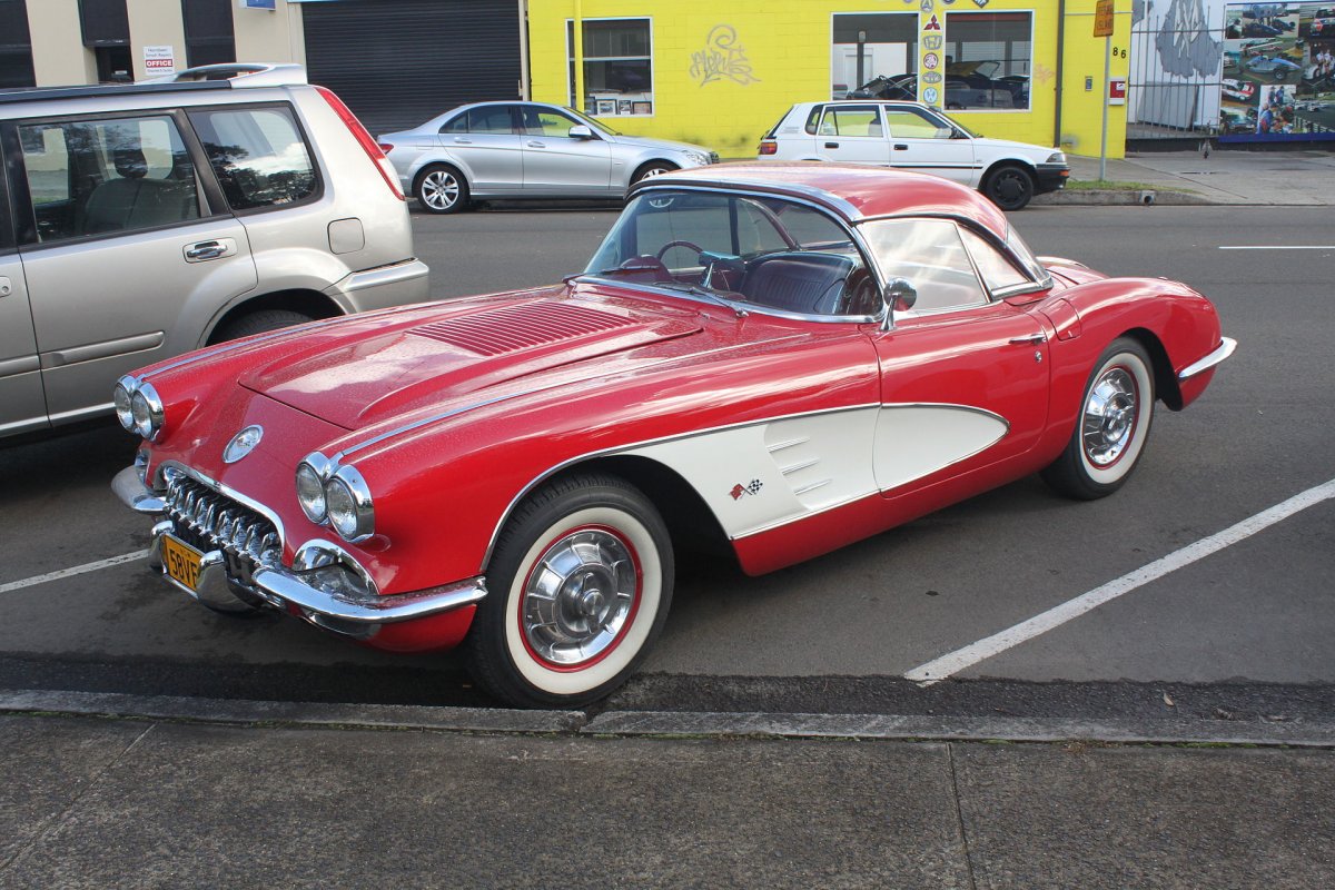 1958_Chevrolet_Corvette_(C1)_convertible,_with_hardtop_(17706144708).jpg