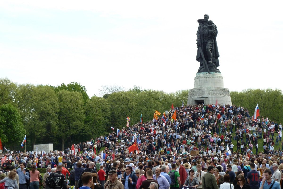 5af4a012e8880_Treptower_Ehrenmal_Tag_des_Sieges_2015_01.jpg.0052747e31b5828f08b6fc8dea2c6be3.jpg