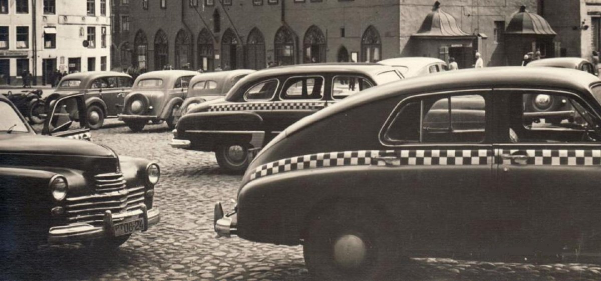 Raekoja plats taksodega, 1950ndad.jpg