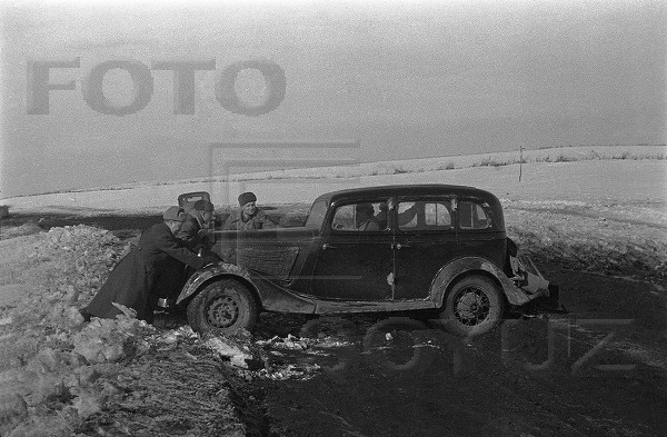 Толкают редакционную машину М-1. Первый Украинский фронт. 1944.jpg