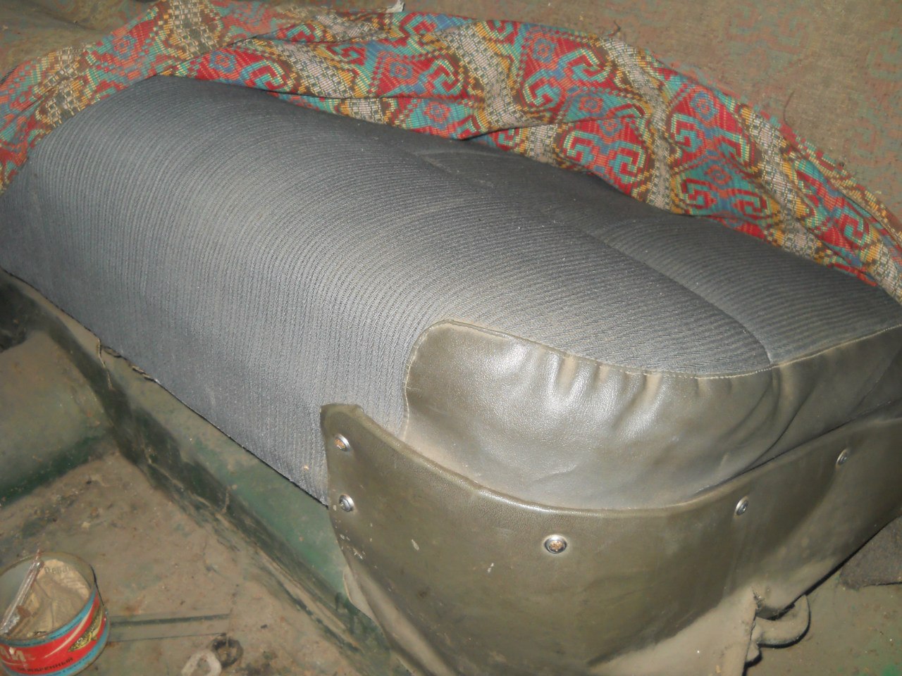 Заплатка на диван из ткани