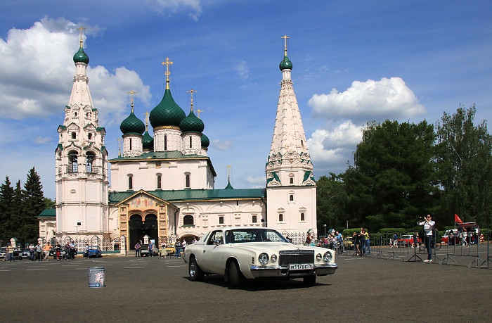 Авто ярославская. Ярославль в июне. Красивые места Ярославля на машине. Автоклуб медведь Ярославль. Красивая машина в Ярославль.